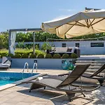 Istria Moderna In Muntic Vila Pula