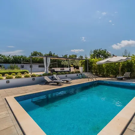 Istria Moderna In Muntic Pula